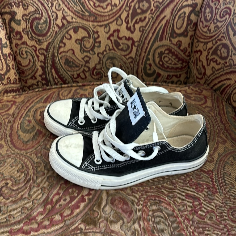 ❄️Converse White and Black Sneakers - Picture 2 of 6